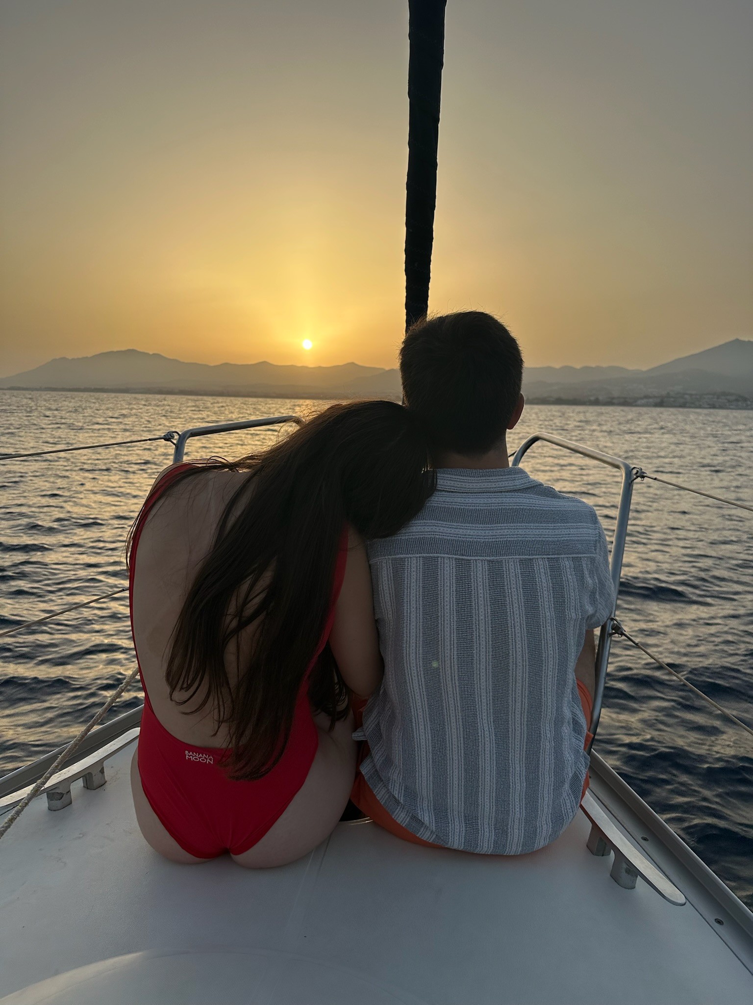 Cassandra et Joachim devant un coucher de soleil