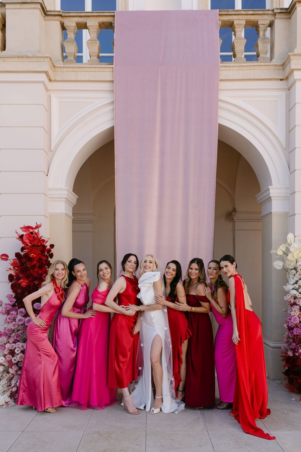 Groupe de demoiselles en robes rose et rouge