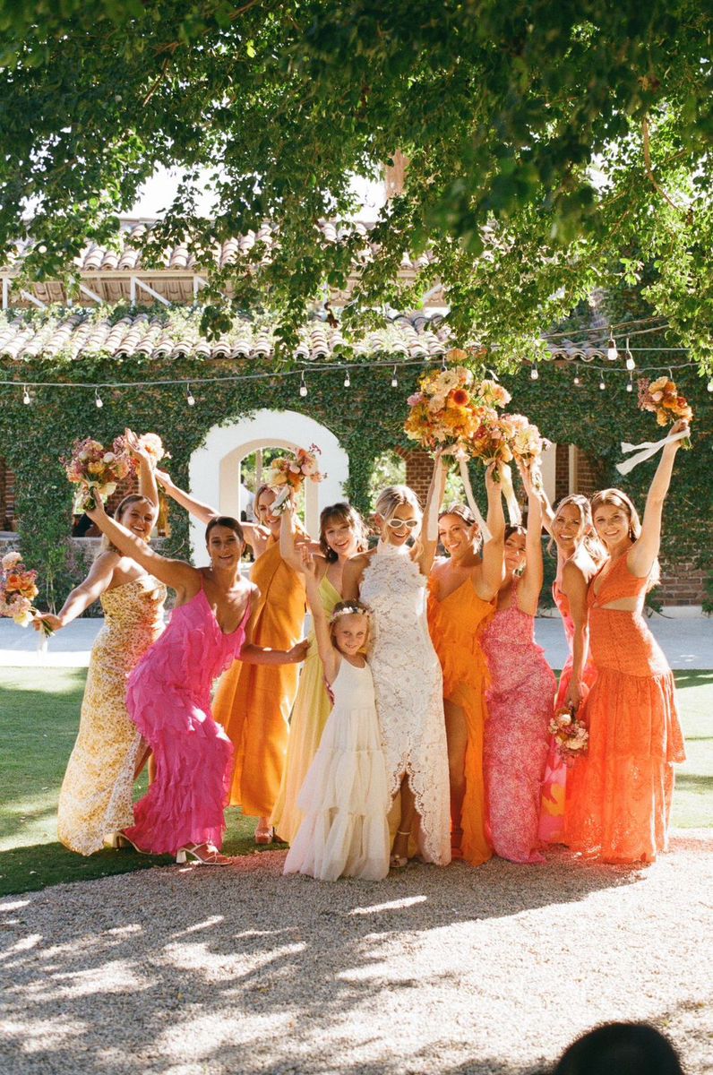 Inspiration de robes roses et orange pour un mariage colore